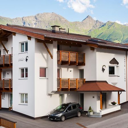 Апартаменти Ladis Living Екстер'єр фото