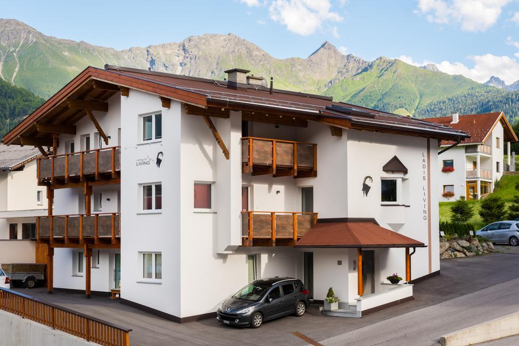Апартаменти Ladis Living Екстер'єр фото